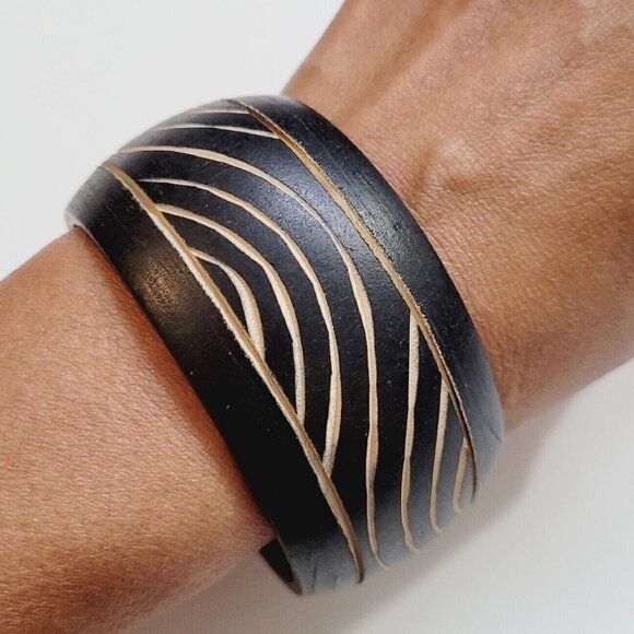 Carved Wooden Wide Bangle Bracelet Black & Natural Bohemian Tribal Stackable 8" - Picture 1 of 10